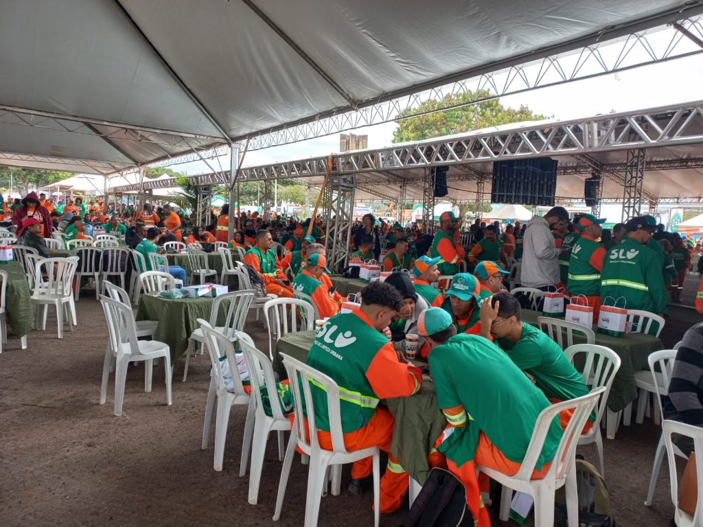 Adasa participa de homenagem ao Dia do Gari promovida pelo SLU 3 Dia do Gari SLU 2